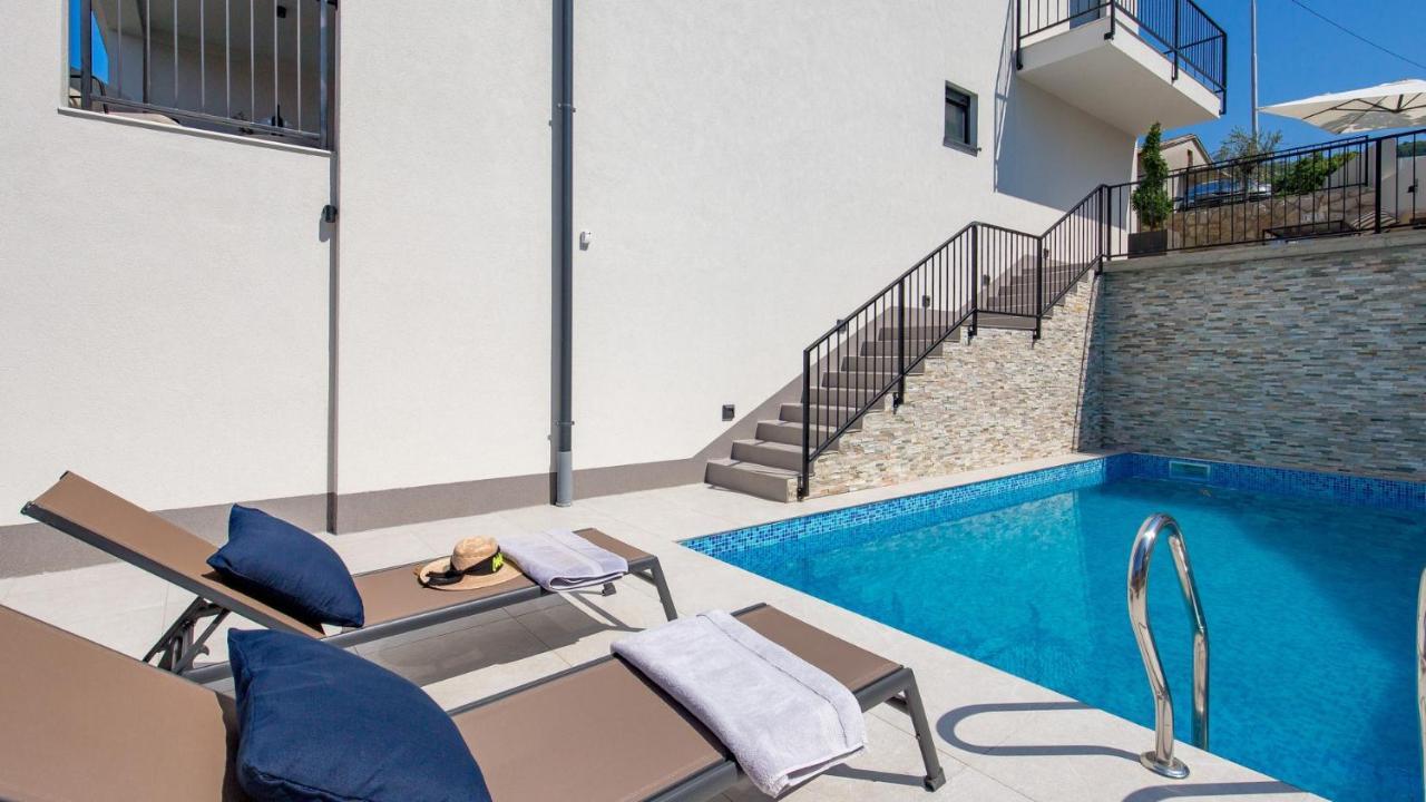 Apartments Villa Frankola With Swimming Pool 茨里克韦尼察 外观 照片